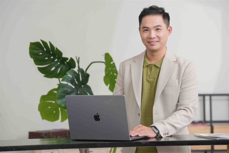 Coach Lin 坐在電腦前